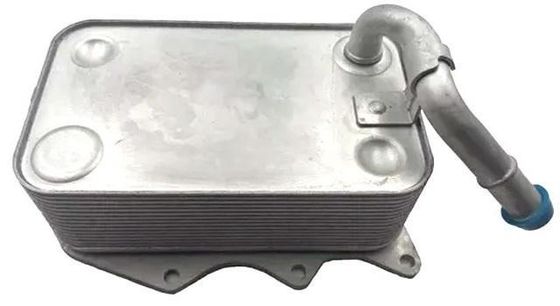 057117021P Motor Parçaları AUDI A8, PORSCHE Cayenne, VW TOUAREG için yağ soğutucu